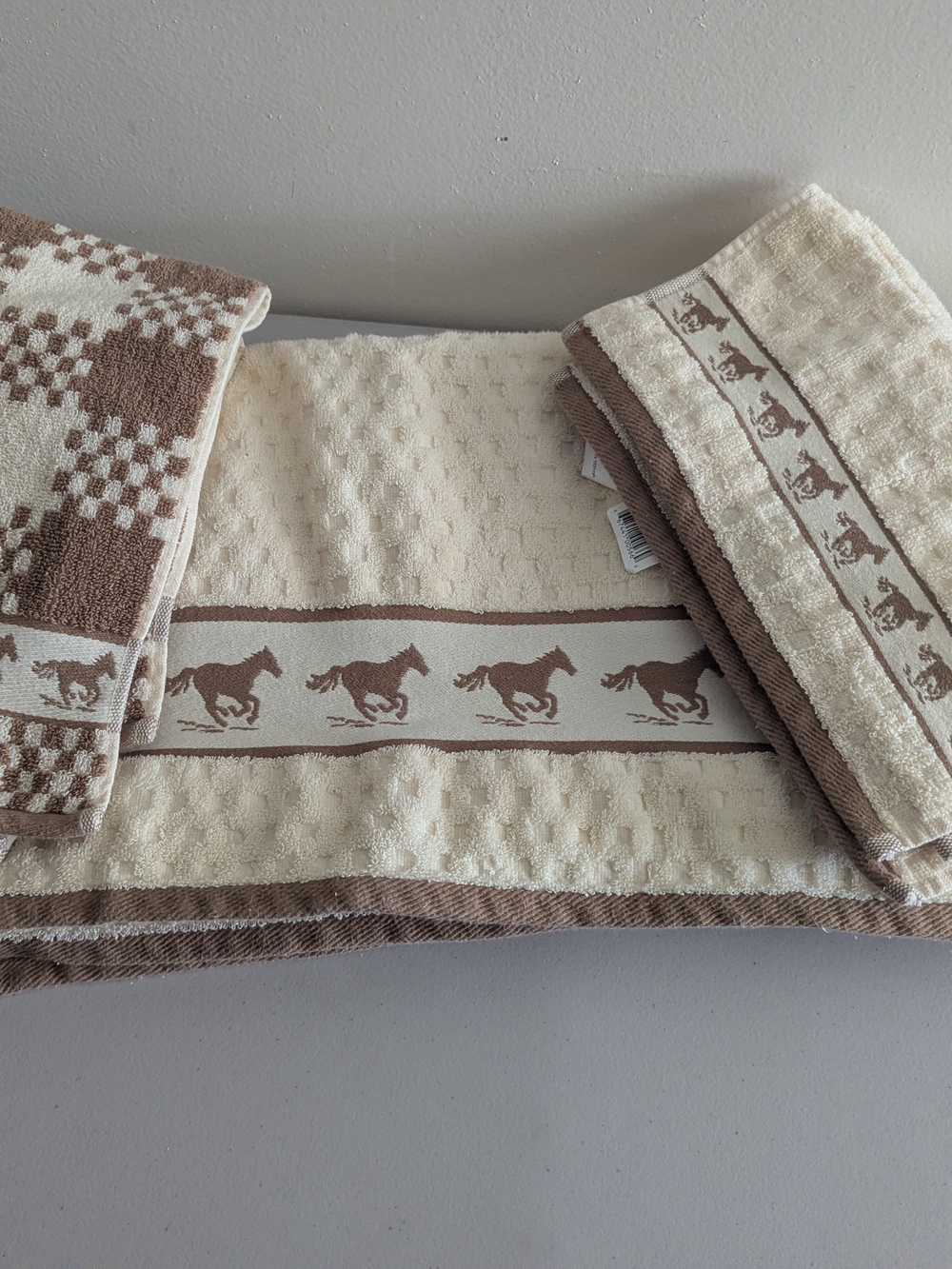 Cozy western-themed towel set in cream and brown with running horse/horseshoe - Picture 2 of 8